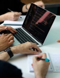 Lighthouseminds-Führungskräfteentwicklung-Digitale Leadership Academy-laptop