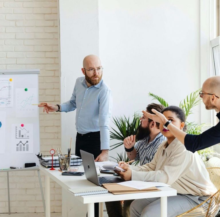 Lighthouseminds-Führungskräfteentwicklung-Strategische Leadership Programme-Besprechung