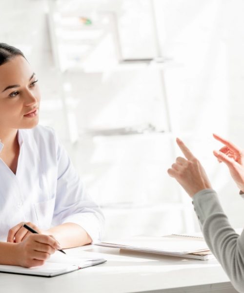 Lighthouseminds-Führungskräfteentwicklung-HR-Entscheider-Personalgespräch am Tisch